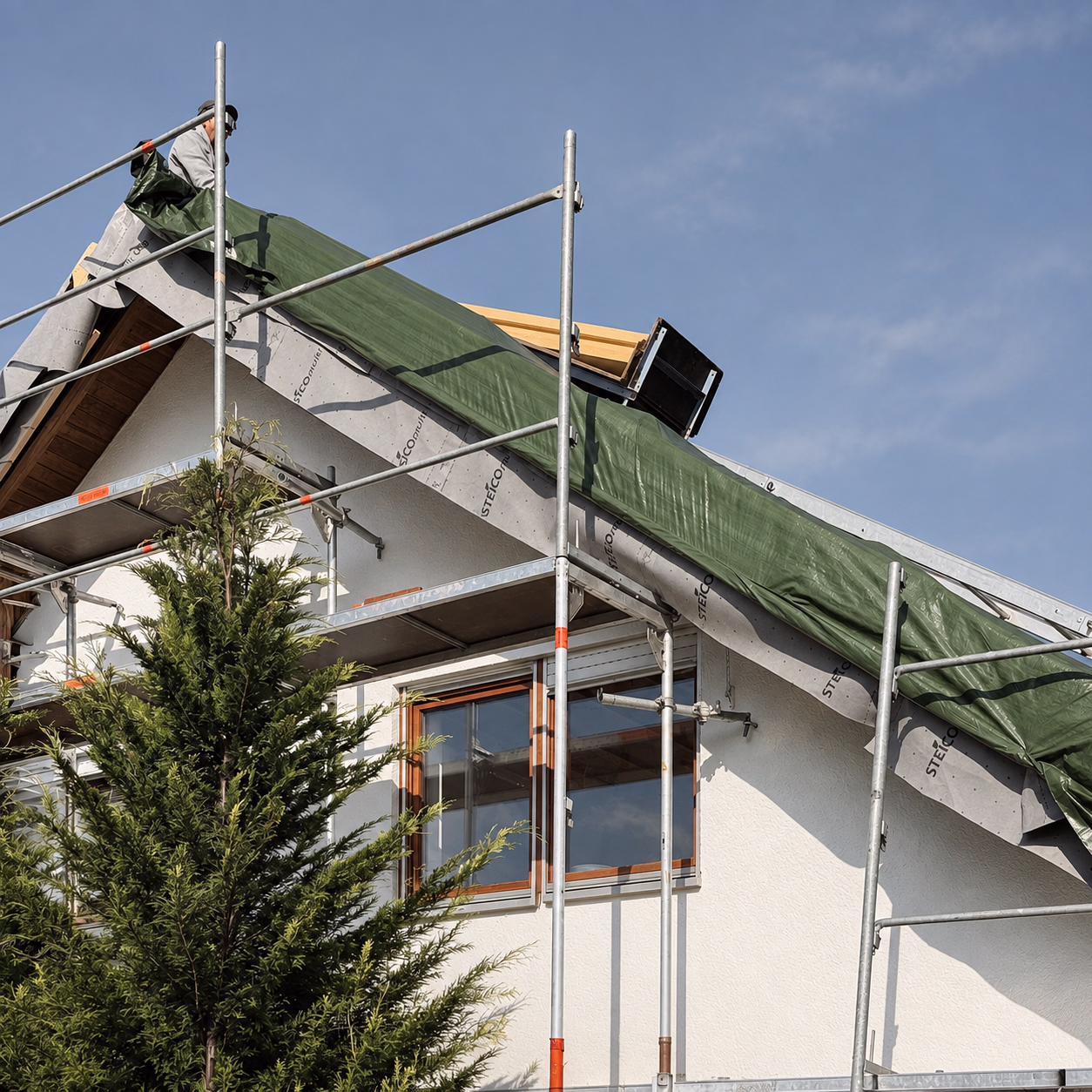 Energetische Sanierung eins Daches während der Bauarbeiten