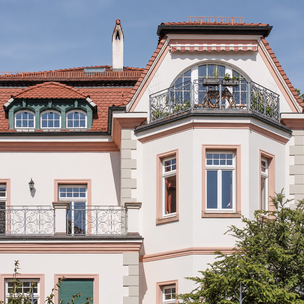 Sanierte denkmalgeschützte Stadtvilla mit gegliederter Fassade in München
